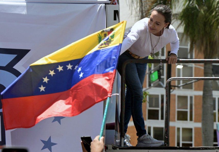 La líder opositora venezolana María Corina Machado saluda a sus partidarios durante una manifestación para protestar por los resultados de las elecciones presidenciales, en Caracas, el 3 de agosto de 2024.&nbsp;