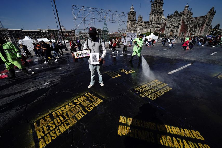 Pedro Cortés, del estado de Oaxaca, sostiene fotos de su hija de 14 años, Belén Cortés, quien dijo que desapareció el 1 de diciembre, en el Zócalo. El hombre se sumó a una protesta que exigía respuestas del gobierno sobre las personas que han desaparecido en el país, en la Ciudad de México, el lunes 13 de diciembre de 2021.&nbsp;