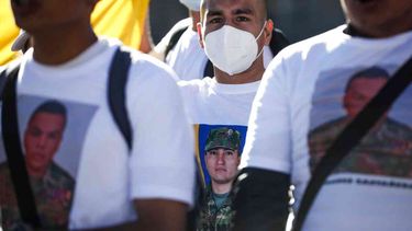 Los familiares de colombianos encarcelados en Haití por su presunta participación en el asesinato del presidente haitiano Jovenel Moise hace un año, protestan por sus detenciones en Bogotá, Colombia.