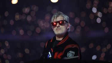 El DJ francés Kavinsky actúa en el escenario durante la ceremonia de clausura de los Juegos Paralímpicos de París 2024 en el Stade de France, en Saint-Denis, en las afueras de París, el 8 de septiembre de 2024.