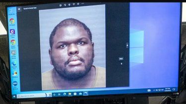 La foto de Ronald Ray Mosley II mostrada por la policía durante una conferencia de prensa.