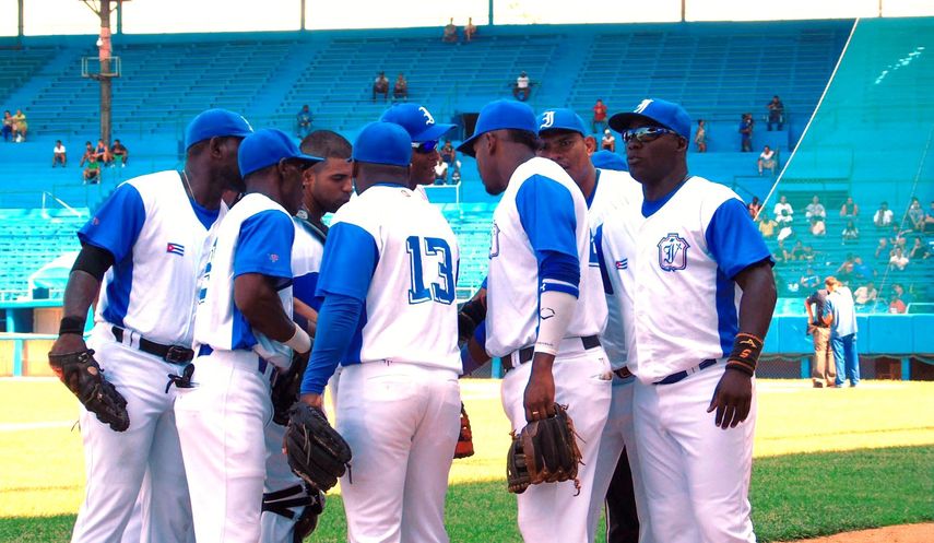 Cinco beisbolistas dan positivo al COVID-19 en medio de campeonato cubano