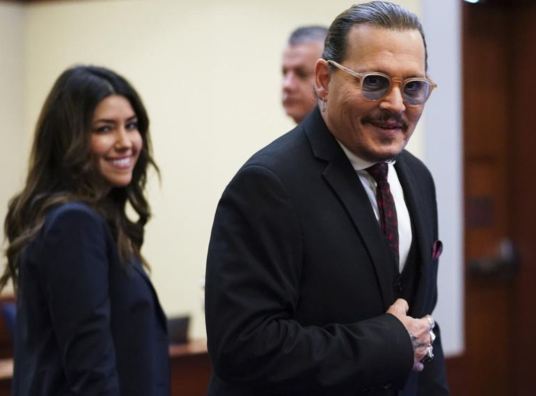 El actor Johnny Depp llega al Tribunal del Circuito del Condado de Fairfax, en Fairfax, Virginia, el miércoles 18 de mayo de 2022.