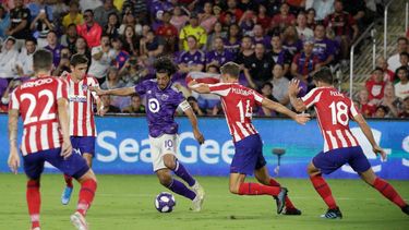 Las dos asistencias de Vela fueron en tiros libres. Jordan Harvey abrió el marcador a los 23 minutos con su primer gol para LAFC, un remate de cabeza.