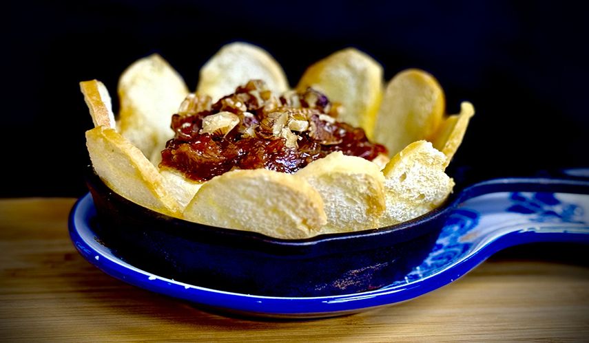 Queso brie al horno con mermelada de bacon.