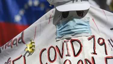 Un manifestante grita consignas bajo un disfraz de fantasma durante una manifestación de maestros exigiendo mejores salarios en Caracas, Venezuela, el Día Mundial de los Docentes, el lunes 5 de octubre de 2020, en medio de la pandemia de COVID-19.&nbsp;