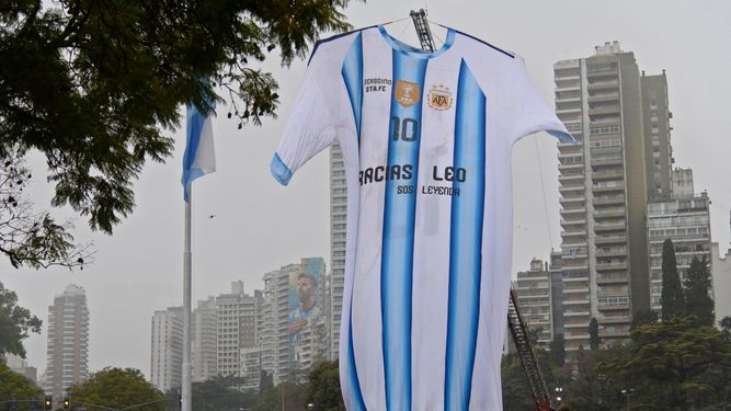 Fans se agrupan debajo de una camiseta del equipo de Argentina dedicada a Lionel Messi, en Buenos Aires.&nbsp;