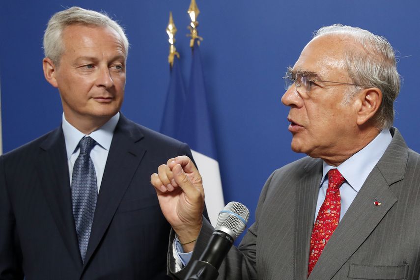 El ministro de Finanzas francés, Bruno Le Maire, izquierda, en conferencia de prensa conjunta con el secretario general de la Organización para la Cooperación y el Desarrollo Económicos, Ángel Gurría, en París, el jueves 29 de agosto de 2019. 