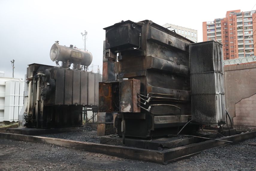 Vista general de una subestación eléctrica que se ha incendiado en la madrugada de este lunes, en Terrazas del club hípico, en Caracas (Venezuela).