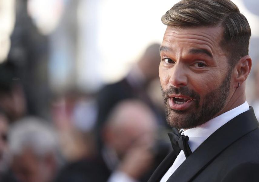 Ricky Martin posa para los fotógrafos en un evento en Cannes, Francia, el 25 de mayo de 2022. Un tribunal de Puerto Rico desestimó la demanda contra el artista luego de que el sobrino del cantante retirara las acusaciones de acoso.