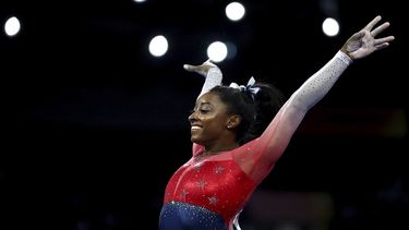Fotograf&iacute;a del 8 de octubre de 2019 de la gimnasta estadounidense Simone Biles durante una competici&oacute;n en Stuttgart, Alemania. Biles fue reconocida por AP como la Mujer Deportista del A&ntilde;o de 2019.