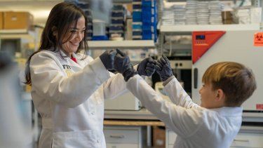 El tratamiento para leucemia recurrente de Logan Jenner, de 8 años, fue exitoso con la nueva estrategia guiada de Diana Azzam, de FIU.