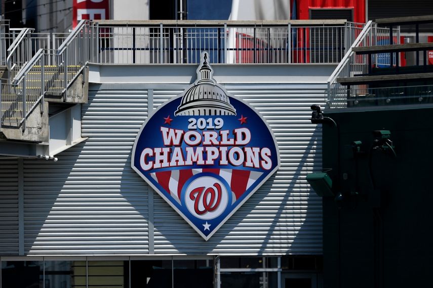 La foto del mi&eacute;rcoles 22 de julio de 2020, muestra un emblema conmemorativo del t&iacute;tulo de la Serie Mundial de las Grandes Ligas obtenido en 2019 por los Nacionales de Washington, en su parque.