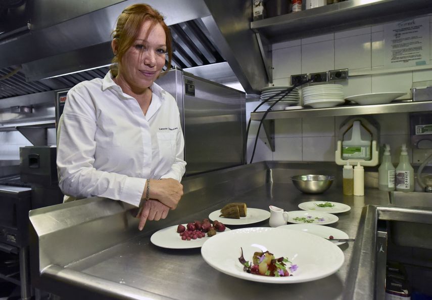 En esta foto de archivo tomada el 18 de agosto de 2015, la chef colombiana Leonor Espinosa posa durante una entrevista con AFP en su restaurante en Bogotá. Espinosa fue nombrada el martes 17 de mayo de 2022 como Mejor Chef Femenina del Mundo 2022 por la influyente lista The Worlds 50 Best Restaurants.