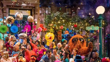 En esta imagen difundida por HBO, el elenco de Sesame Street durante una celebración por la 50ma temporada del popular programa infantil de la TV. El primer episodio de Sesame Street se transmitió en 1969.