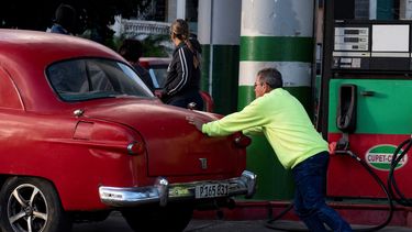 Un hombre empuja su coche para repostar gasolina en una gasolinera de La Habana, el 31 de enero de 2024. Un hombre empuja su coche para repostar gasolina en una gasolinera de La Habana, el 31 de enero de 2024.