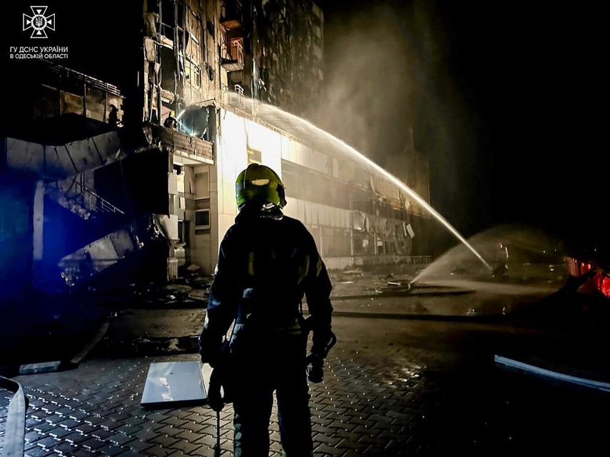 Bomberos ucranianos apagan un incendio en el puerto marítimo y en el hotel Odessa.