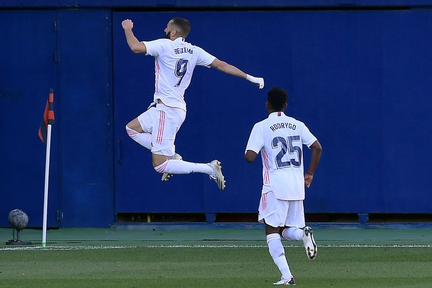 El delantero francés del Real Madrid Karim Benzema celebra su gol durante el partido de fútbol de la Liga española entre el Levante UD y el Real Madrid CF en el estadio La Ceramica de Vila-real el 4 de octubre de 2020.