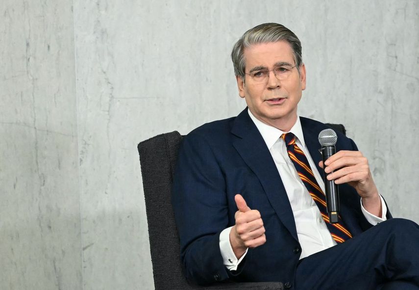 El secretario del Tesoro Scott Bessent habla a directivos de la Reserva Federal.