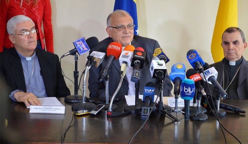 La exhortación se hace horas después de que se conociera que el precio del dólar en el mercado negro venezolano superó los 600 bolívares. (CORTESÍA)