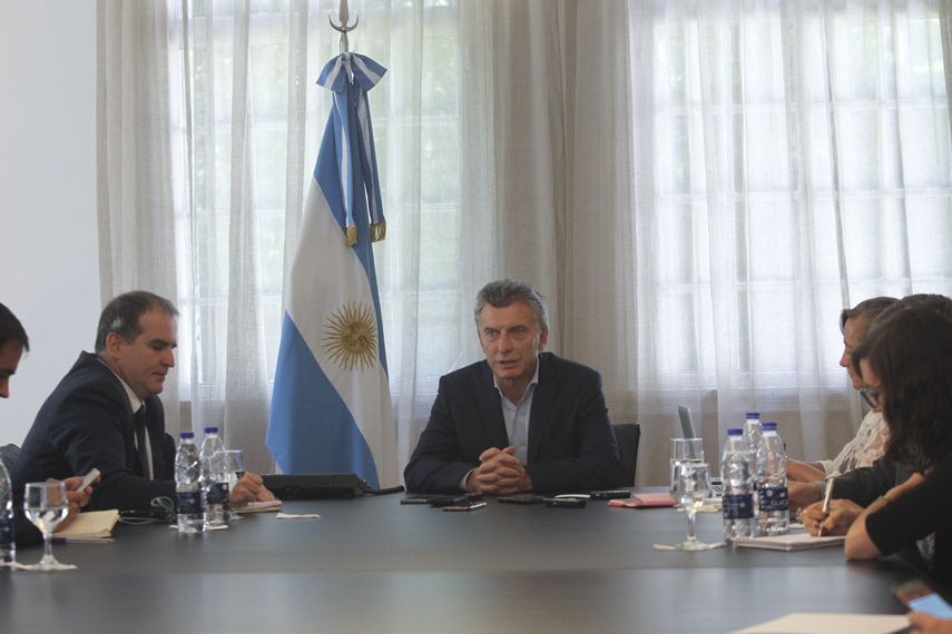 El presidente de Argentina, Mauricio&nbsp;Macri&nbsp;(c), participa de un encuentro con periodistas españoles.&nbsp;