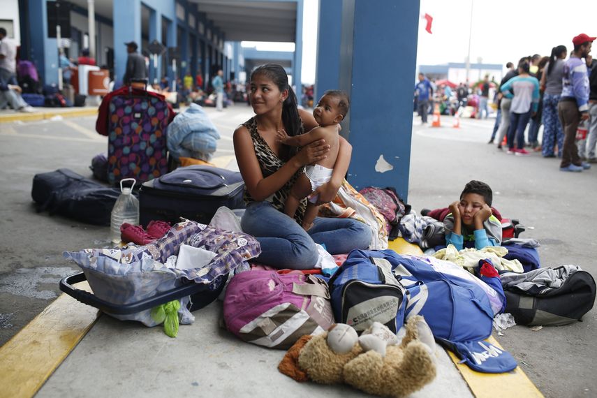 Miles de ciudadanos venezolanos hacen cola en el Centro Binacional de Atención en Frontera (Cebaf) para poder sellar su ingreso al Perú.