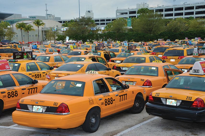 Los taxistas anunciaron, un día después de aprobada la resolución que legalizaba a Uber y Lyft, que demandarían al condado Miami-Dade por 1.000 millones de dólares (GISELLE SANTALUCCI)