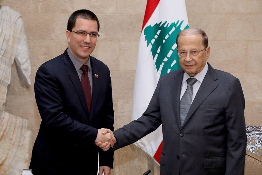 El ministro de Exteriores venezolano, Jorge Arreaza (i), es recibido por el presidente libanés, Michel Aoun, durante la reunión que celebraron este miércoles en el Palacio Presidencial en Beirut, el Líbano.