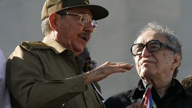 Gabriel García Márquez conversa con el presidente cubano Raúl Castro (izq.) el 2 de diciembre del 2006 durante un desfile militar en la Plaza de la Revolución de La Habana. (Foto AP/ Javier Galeano, Archivo)