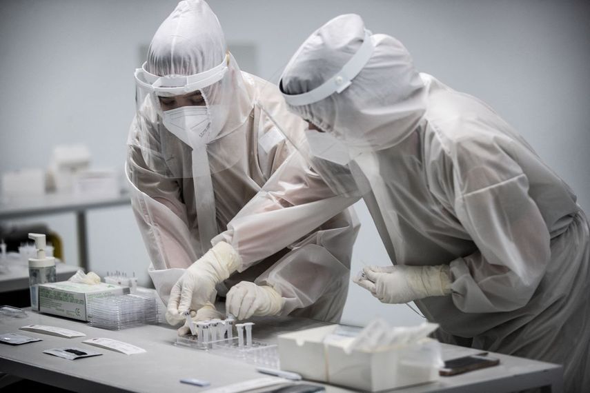 Los trabajadores de la salud preparan Pruebas Rápidas de Antígeno para COVID-19 que se realizarán a personas que asistirán a un concierto de música de prueba en Braga, en el norte de Portugal, el 30 de abril de 2021, cuando el país alcanzó la fase final de flexibilización de las restricciones nacionales.&nbsp;