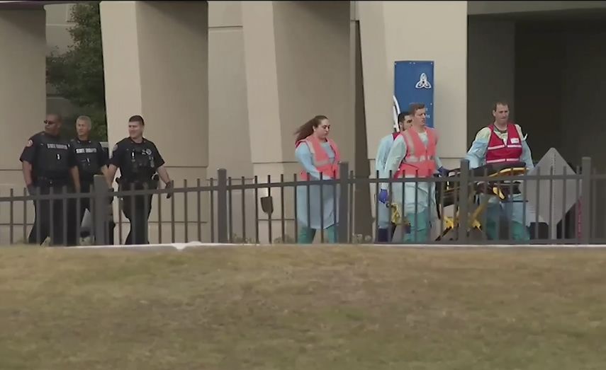 Esta imagen tomada de un video proporcionado por el canal WEAR-TV muestra a personal de emerencias cerca de la Base A&eacute;rea Naval en Pensacola, Florida, el viernes 6 de diciembre de 2019.