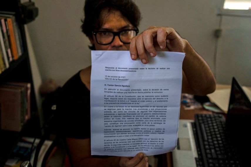 Yunior García Aguilera, dramaturgo y uno de los organizadores de una marcha de protesta, muestra una carta de respuesta del régimen negándoles permiso para marchar, durante una entrevista con The Associated Press en su casa en La Habana, Cuba, el miércoles 13 de octubre de 2021.