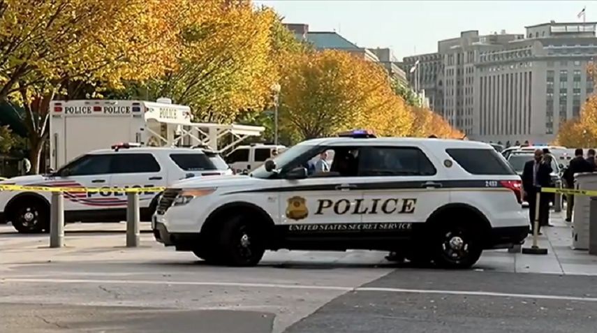 La portavoz de la Policía de Washington, Margarita Mikhaylova, afirmó que las autoridades habían estado investigando un paquete sospechoso en las proximidades de la Casa Blanca.