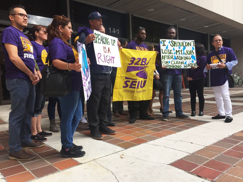 Los empleados despedidos acudieron a la sede del Gobierno de Miami-Dade en busca de ayuda para recuperar sus puestos de trabajo.