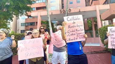 Propietarios de edificio de Miami protestan por desalojo (ARCHIVO)