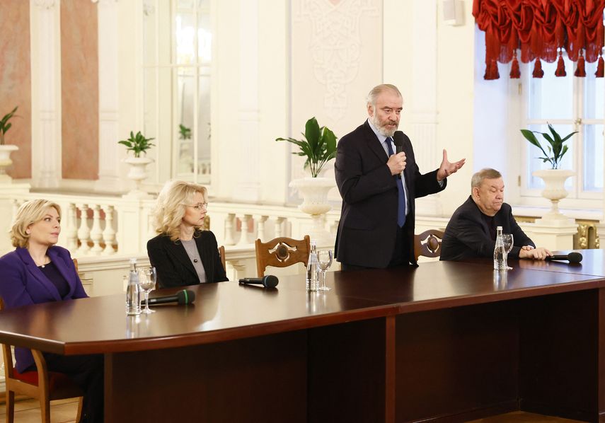 Esta fotografía tomada y publicada por el Teatro Bolshoi el 1 de diciembre de 2023 muestra a Valery Gergiev, el recién nombrado Director General del Teatro Bolshoi, reuniéndose con el colectivo del teatro ruso.