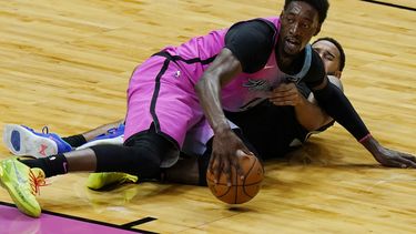 El pívot del Heat de Miami, Bam Adebayo (13), toma el control de un balón suelto del escolta de los Sacramento Kings, Cory Joseph, durante la primera mitad de un juego de baloncesto de la NBA, el sábado 30 de enero de 2021, en Miami.&nbsp;