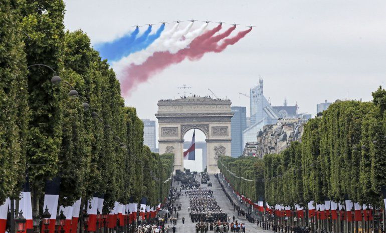 Francia Celebra Dia De La Bastilla Entre Protestas Y Desfile En Los Campos Eliseos