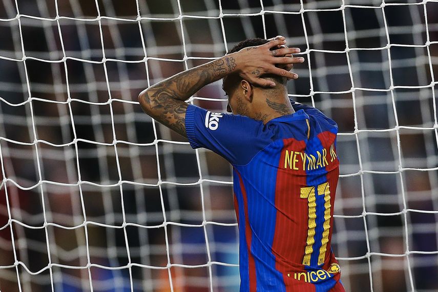 Neymar se lamenta&nbsp;durante el partido frente al Málaga de la duodécima jornada