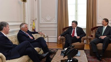 Santos recibió a McAuliffe en la Casa de Nariño, sede del Ejecutivo, adonde llegó acompañado por el embajador de Estados Unidos en Colombia, Kevin Whitaker