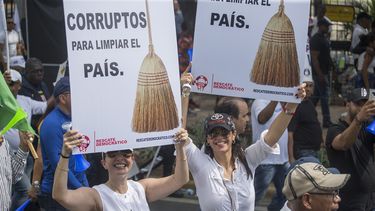 J&oacute;venes protestan en Santo Domingo tras la suspensi&oacute;n de las elecciones municipales.