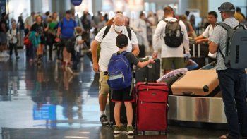 Viajeros pasan or el aeropuerto internacional de Salt Lake City el 30 de junio del 2022. 
