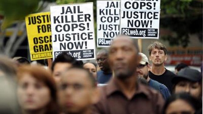 Escenas como esta se repiten con frecuencia ante la acción de la policía frente a la comunidad afroamericana.  Manifestación en Los Ángeles, California (EE.UU.), en 2009 (EFE)