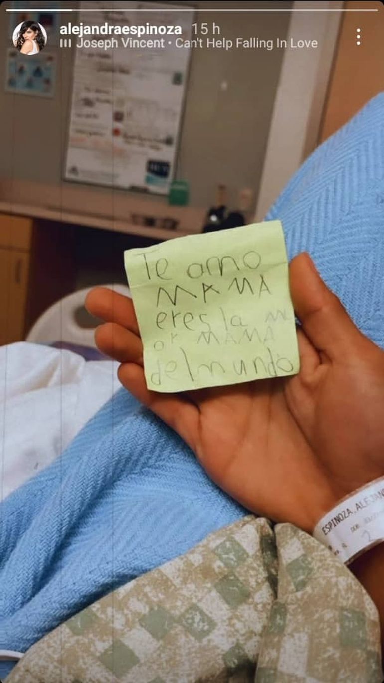 Desde un centro de salud, Alejandra Espinoza muestra un mensaje enviado por su hijo, Matteo.