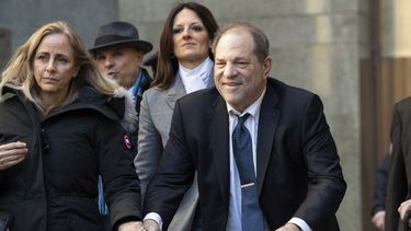 En esta foto del 21 de febrero del 2020, Harvey Weinstein sale de la corte durante las deliberaciones del jurado en su juicio por violaci&oacute;n en Nueva York.&nbsp;