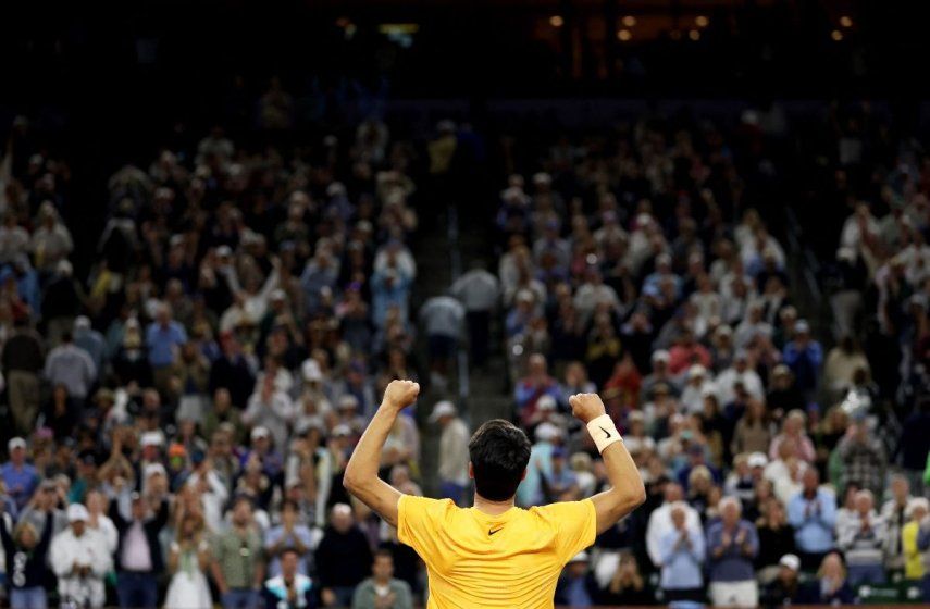 El español Carlos Alcaraz celebra junto a la afición luego de conseguir una victoria en el torneo de Indian Wells, el 9 de marzo de 2026.