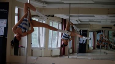 Tuba Parlak fotografiada durante una clase de pole dancing por internet el 30 de abril del 2020 en su estudio de Estambul.&nbsp;