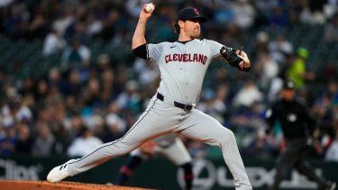 Shane Bieber, abridor de los Guardianes de Cleveland, lanza en el duelo del martes 2 de abril de 2024, ante los Marineros de Seattle.