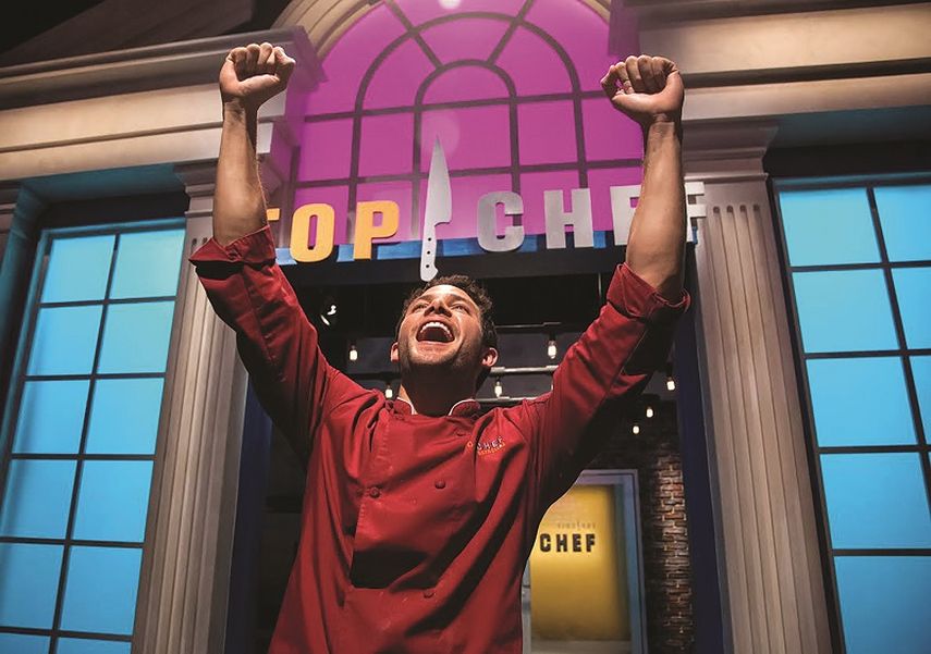 El actor venezolano Gabriel Coronel se emociona al resultar ganador de la competencia culiaria Top Chef Estrellas. (TELEMUNDO). 