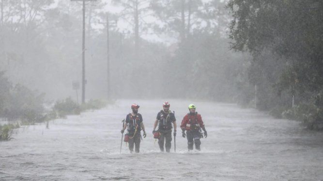 La Niña propicia huracanes pero en 2024 retrasa su llegada. En la foto, Socorristas de Tidewater Disaster Response en una zona inundada en Steinhatchee, Florida, tras el huracán Idalia de 2023 